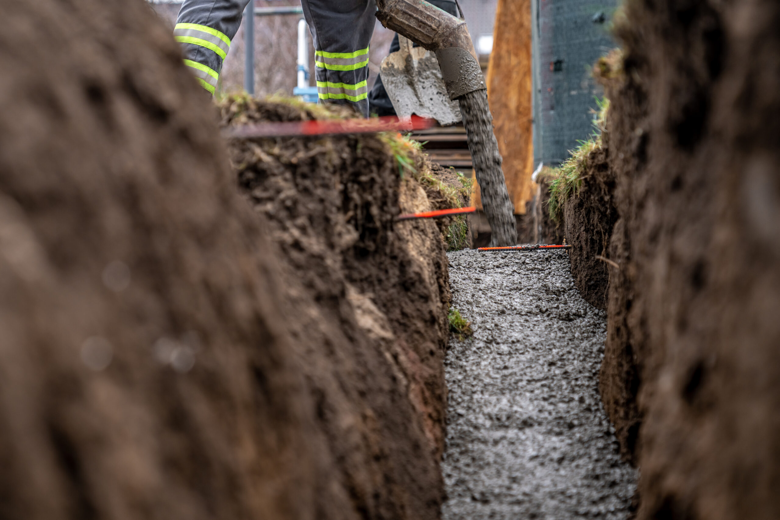 concreting from the pipe of the cement mixing car